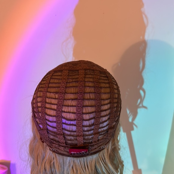 Color 615 synthetic wig curly - Picture 7 of 9